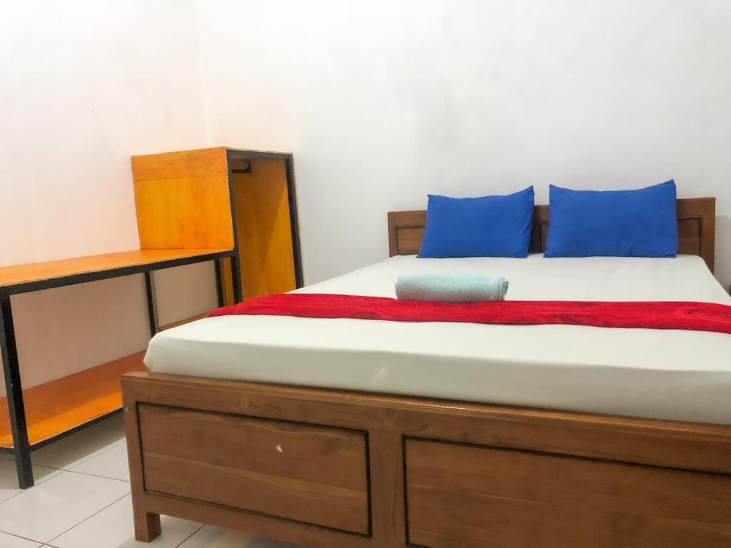 Komodoku One Love Homestay And Tour Лабуан Баджо Екстериор снимка