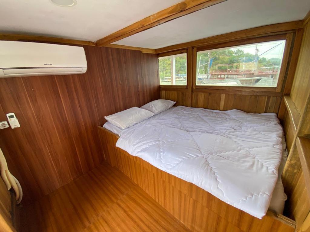 Komodoku One Love Homestay And Tour Лабуан Баджо Екстериор снимка