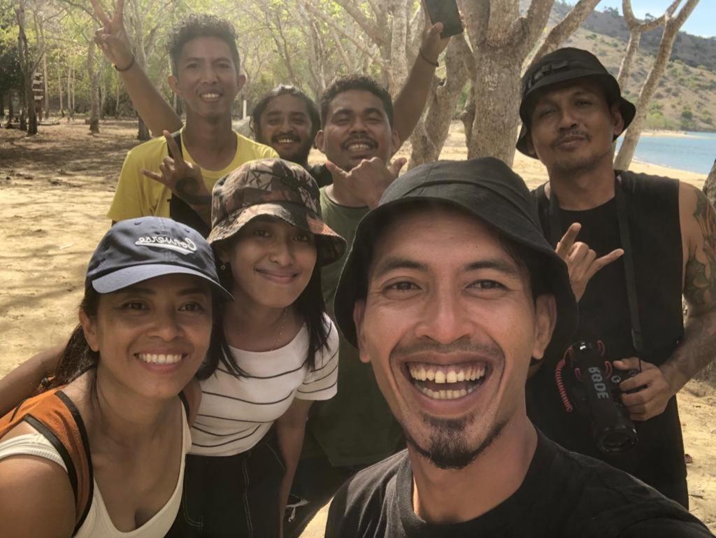 Komodoku One Love Homestay And Tour Лабуан Баджо Екстериор снимка