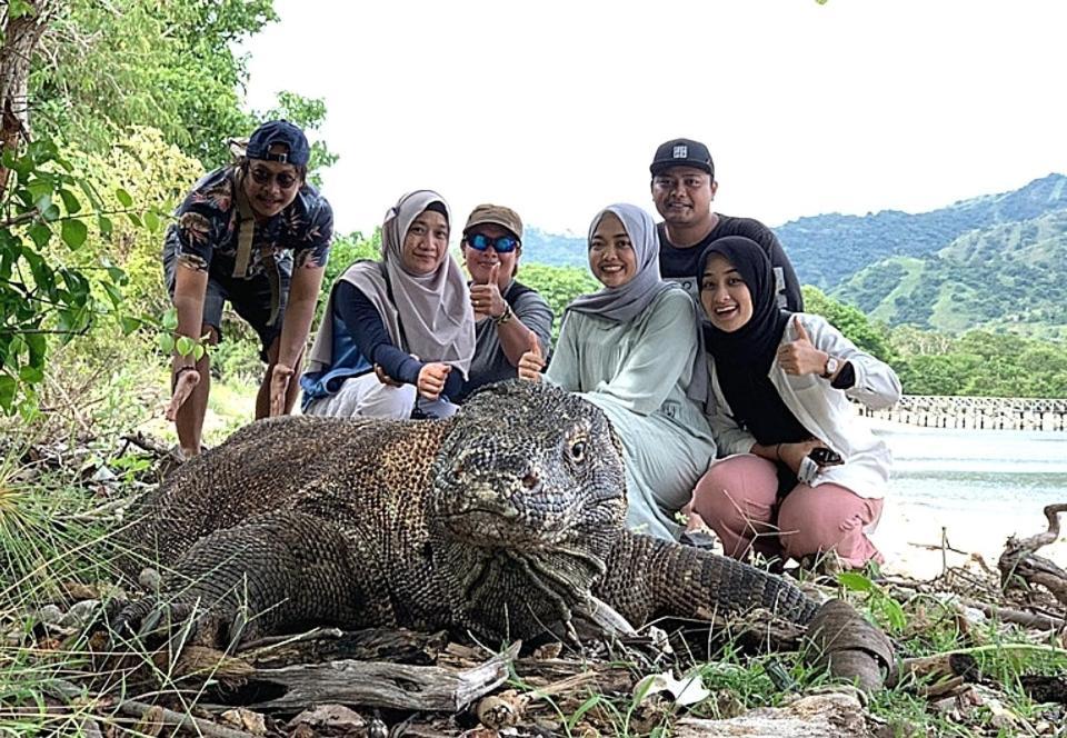Komodoku One Love Homestay And Tour Лабуан Баджо Екстериор снимка