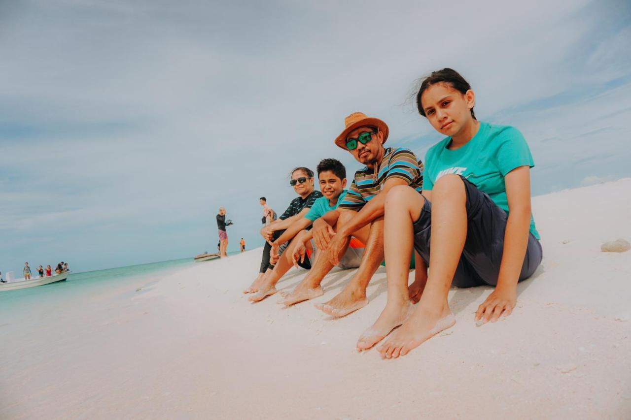 Komodoku One Love Homestay And Tour Лабуан Баджо Екстериор снимка