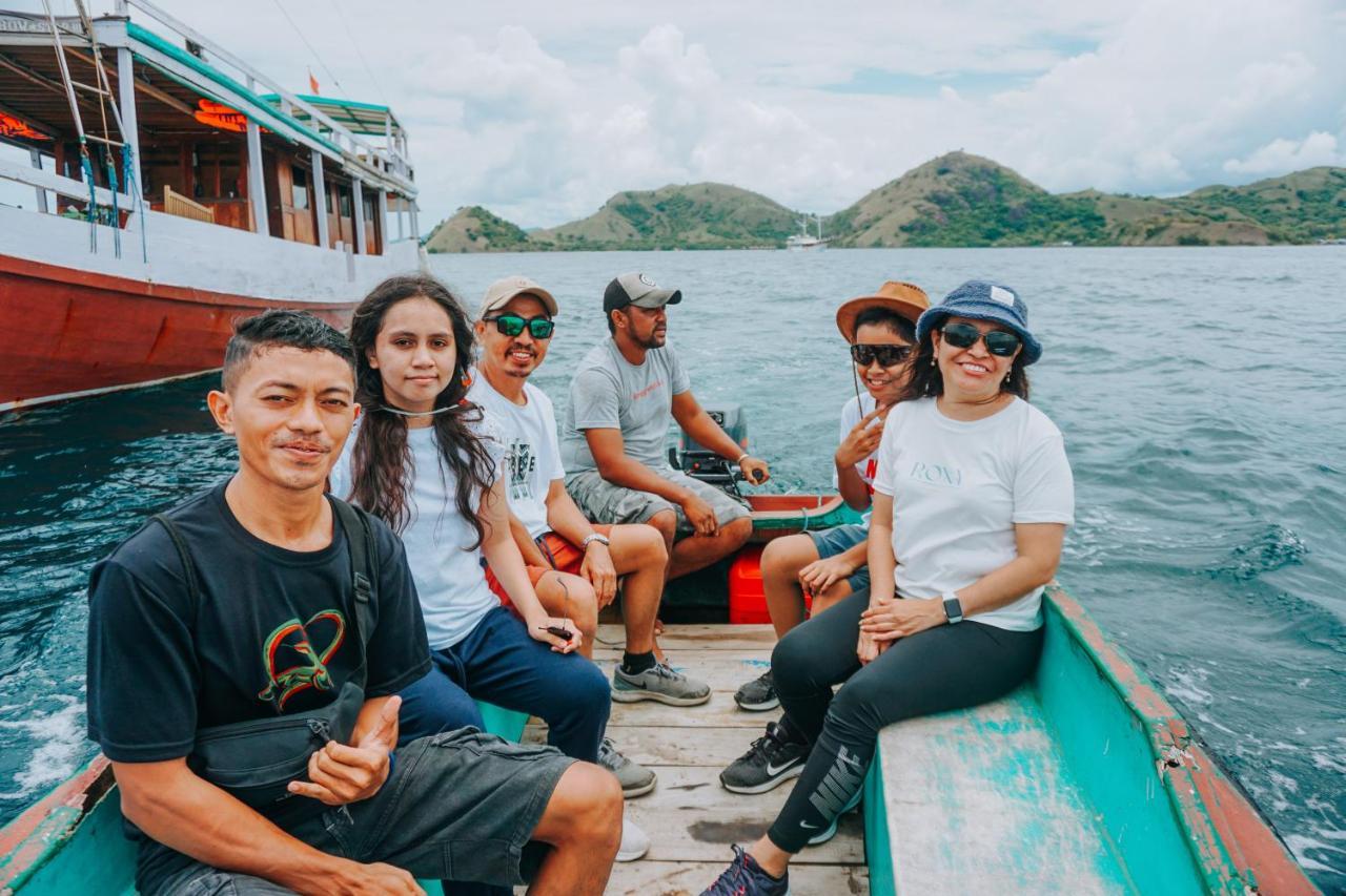 Komodoku One Love Homestay And Tour Лабуан Баджо Екстериор снимка