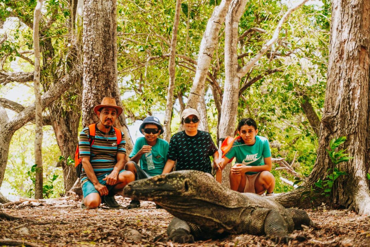 Komodoku One Love Homestay And Tour Лабуан Баджо Екстериор снимка