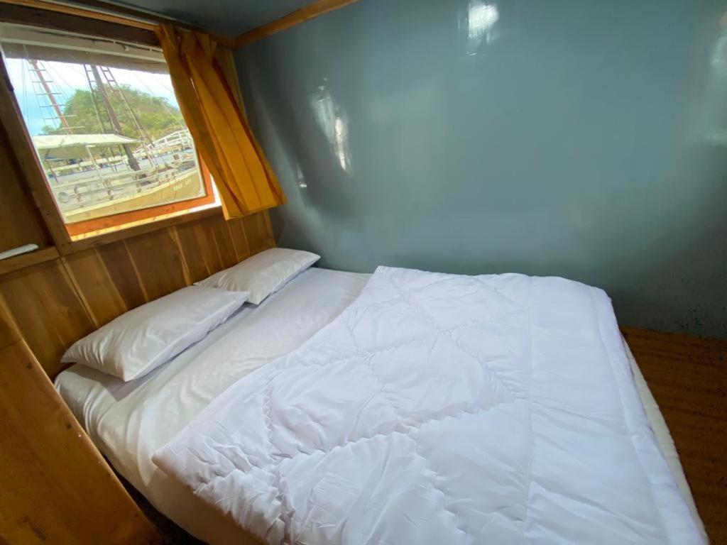 Komodoku One Love Homestay And Tour Лабуан Баджо Екстериор снимка