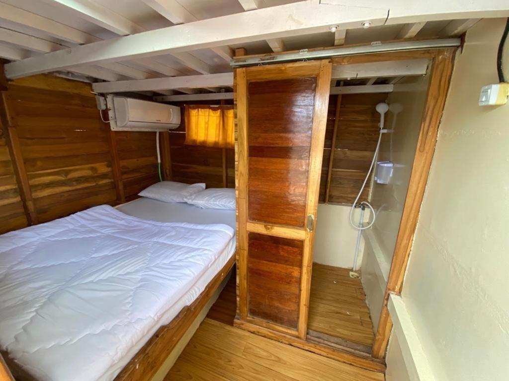 Komodoku One Love Homestay And Tour Лабуан Баджо Екстериор снимка