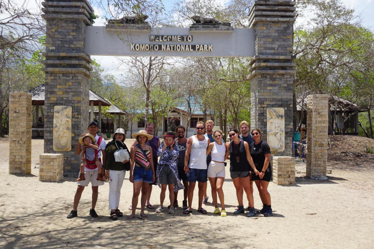Komodoku One Love Homestay And Tour Лабуан Баджо Екстериор снимка