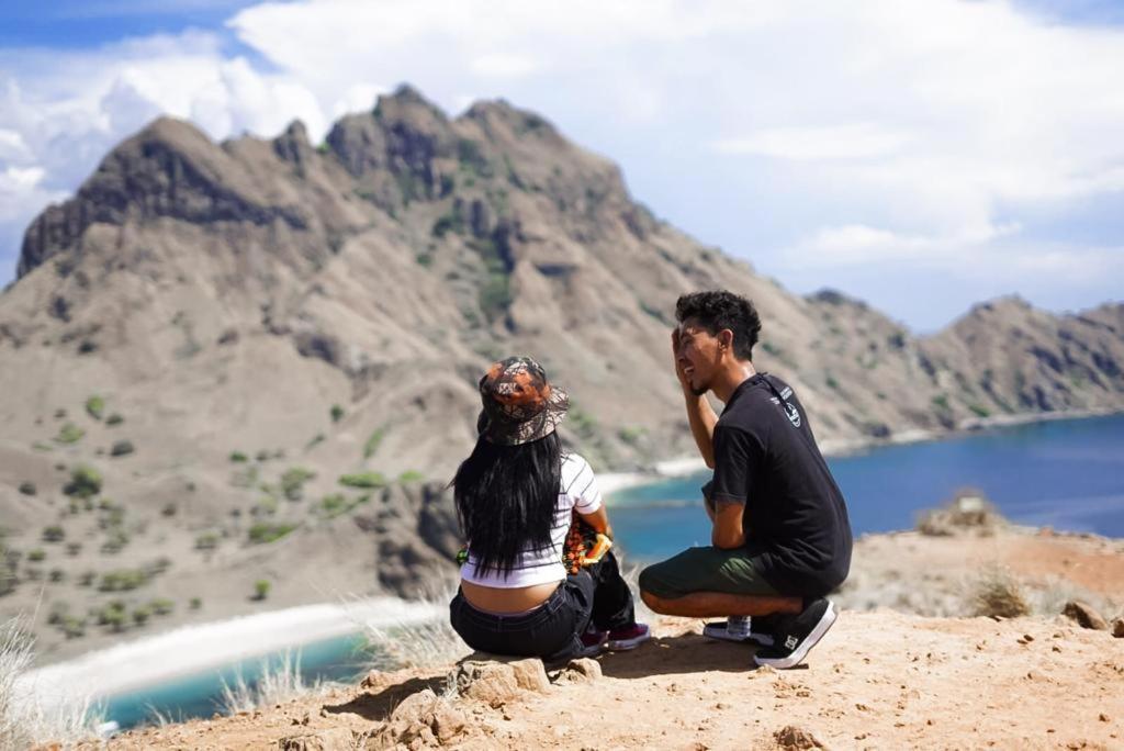 Komodoku One Love Homestay And Tour Лабуан Баджо Екстериор снимка