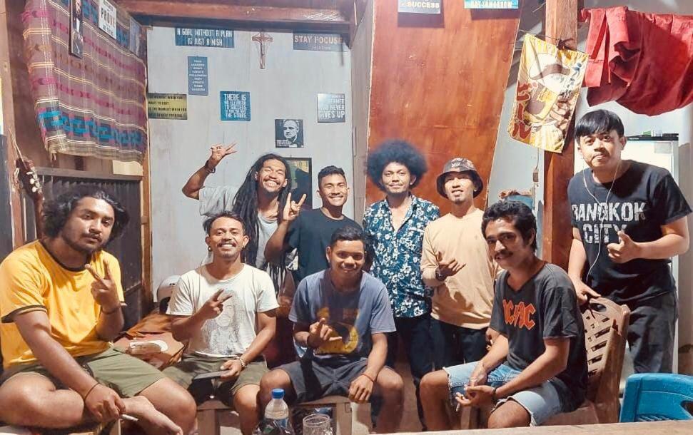 Komodoku One Love Homestay And Tour Лабуан Баджо Екстериор снимка