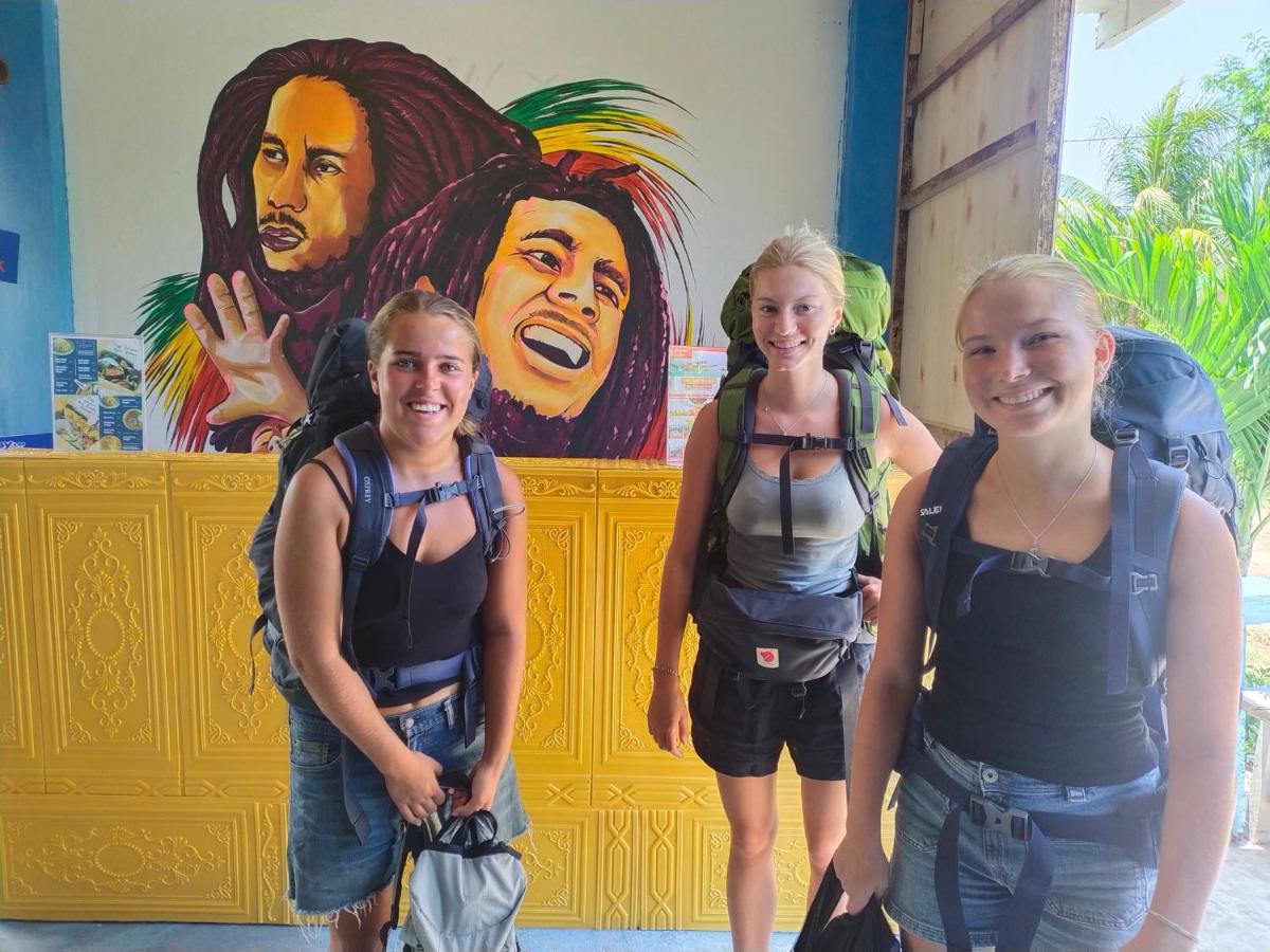 Komodoku One Love Homestay And Tour Лабуан Баджо Екстериор снимка