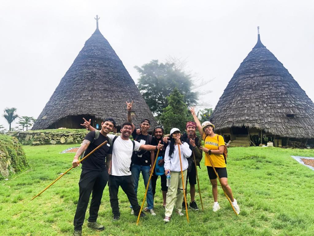 Komodoku One Love Homestay And Tour Лабуан Баджо Екстериор снимка