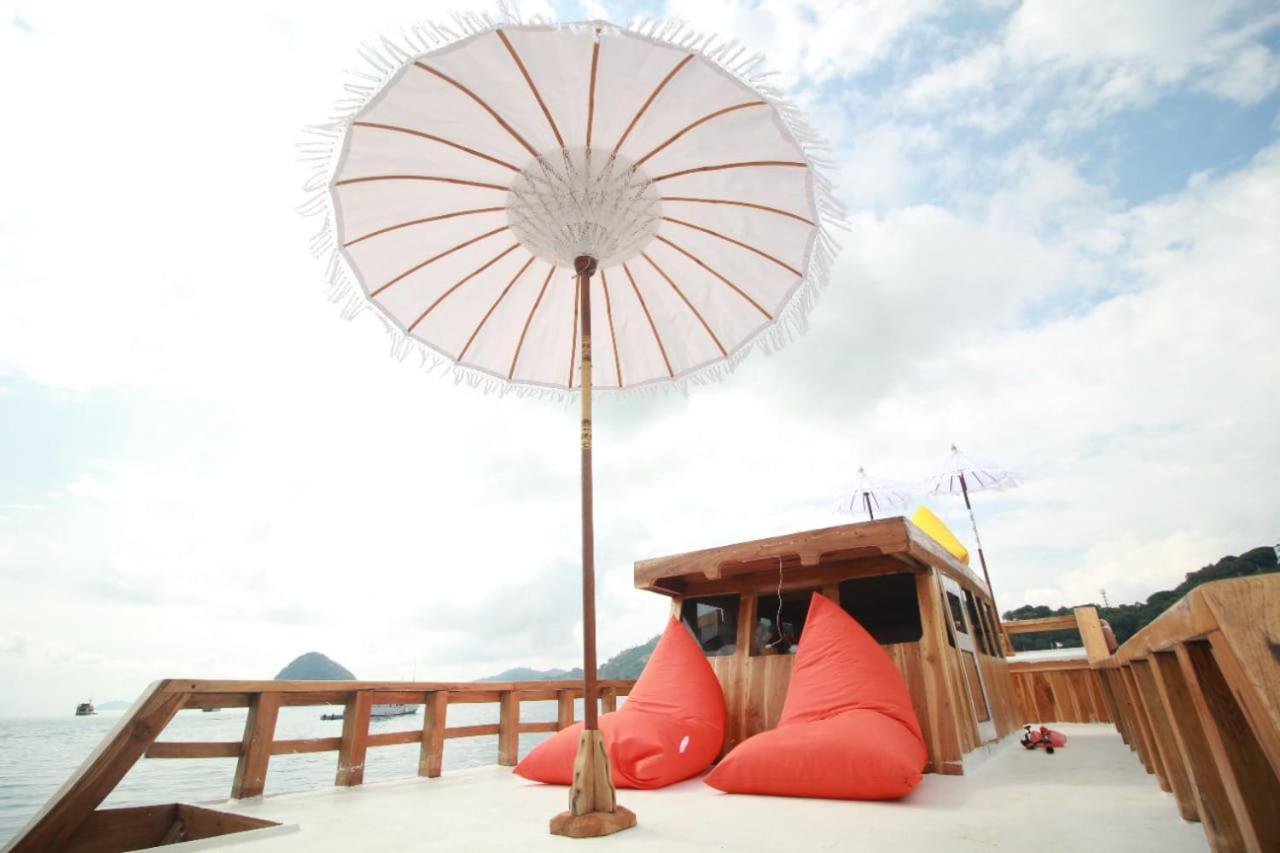 Komodoku One Love Homestay And Tour Лабуан Баджо Екстериор снимка
