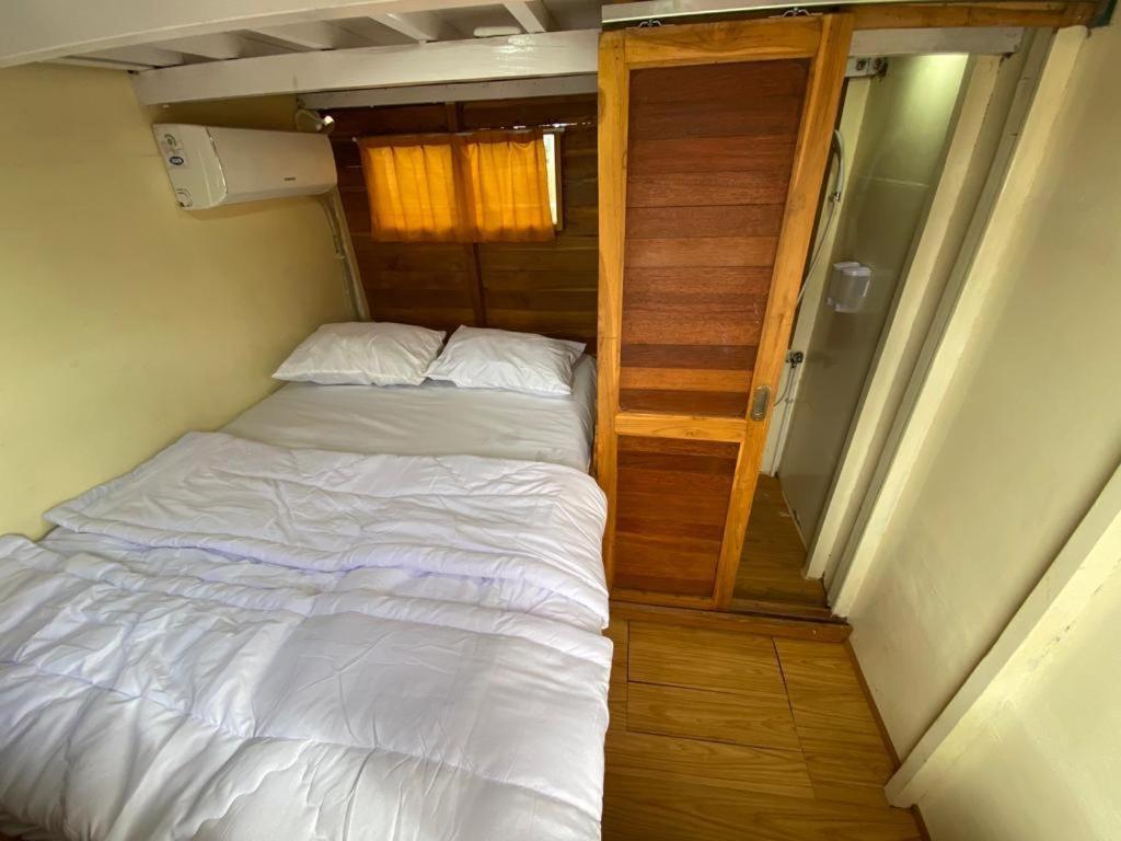 Komodoku One Love Homestay And Tour Лабуан Баджо Екстериор снимка